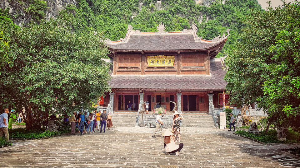 Người Việt đã xây dựng tại đây kinh đô, đắp thành, khép kín thung lũng Hoa Lư để phục hưng văn hóa thời tự chủ, độc lập, lập ra ba triều đại đầu tiên trong nền phong kiến độc lập, làm tiền đề hun đúc văn minh Ðại Việt. (Ảnh: Xuân Mai/Vietnam+)