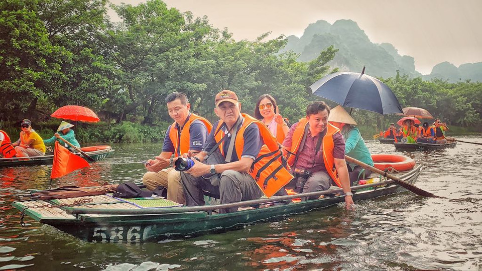 Du khách đến với Tràng An là ngược dòng thời gian trở về với nét vàng son của lịch sử, hòa mình trong văn hóa tâm linh truyền thống, hay bồng bềnh trên những con thuyền nhỏ do chính những người dân địa phương chèo lái... (Ảnh: Xuân Mai/Vietnam+)