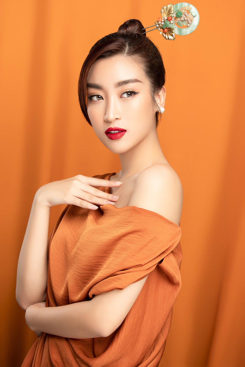 Hoa hậu Đỗ Mỹ Linh ngọt ngào mà vẫn quyền quý... (Ảnh: CTV/Vietnam+)