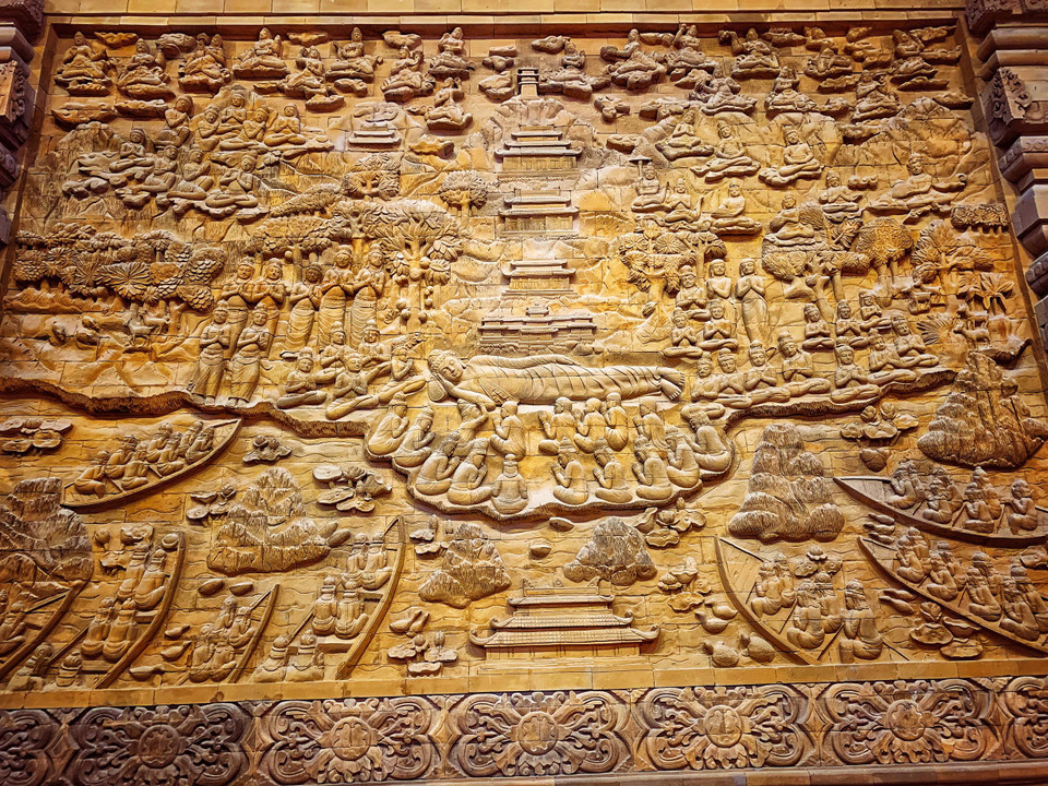 Các bức tường trong điện thờ được ghép từ 12.000 bức phù điêu làm từ đá núi lửa, miêu tả lại những sự tích, truyền thuyết về cuộc đời Đức Phật, từ khi Ngài Đản sinh, thành Đạo, thuyết Pháp cho tới khi nhập Niết Bàn. (Ảnh: Xuân Mai/Vietnam+)