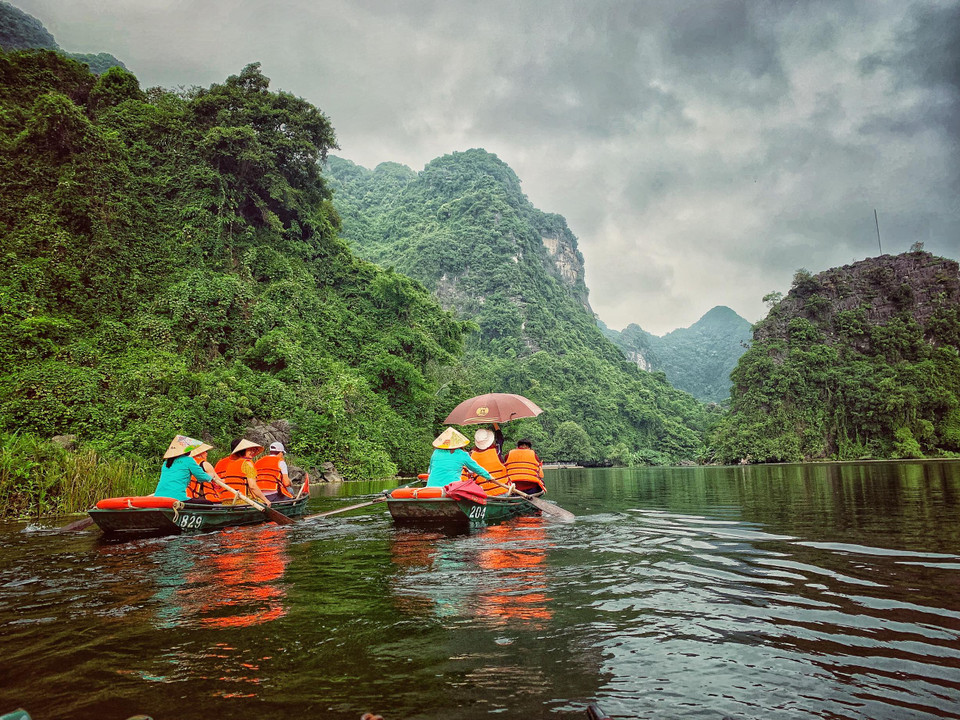 Đến với Tràng An để thả hồn giữa giang sơn cẩm tú, ngắm nhìn hang kỳ đá lạ, tận hưởng bầu không khí thuần khiết, trải nghiệm từng cung bậc cảm xúc và khám phá cội rễ xa xăm của sự sống nhân loại... (Ảnh: Xuân Mai/Vietnam+)