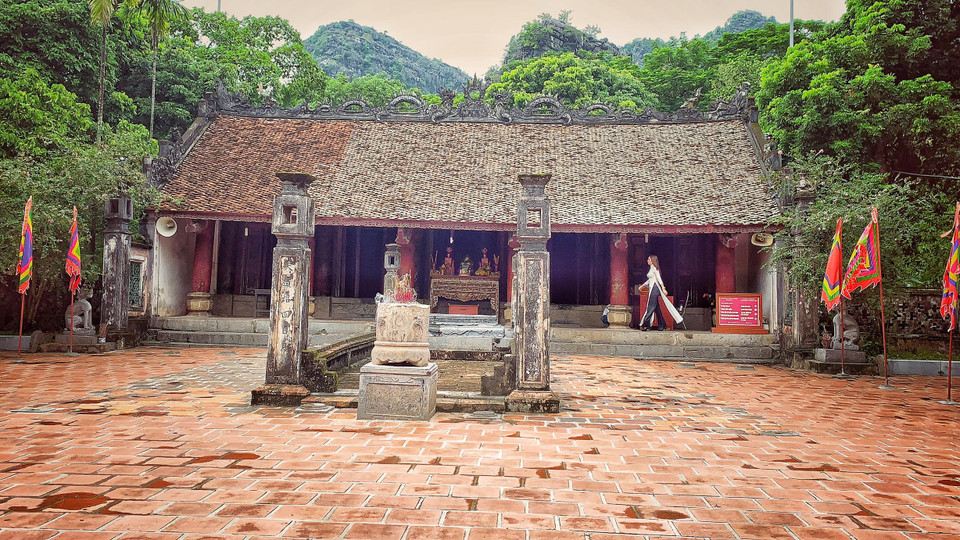 Từ sân rồng bước lên là khu đền thờ chính. Đây là một kiến trúc gồm Bái đường có 5 gian, tiếp đến là Thiêu hương với kiến trúc theo kiểu ống muống, nơi thờ tứ trụ triều đình nhà Ðinh. Hết tòa Thiêu hương là chính cung có 5 gian, nơi thờ vua Ðinh và các con. (Ảnh: Xuân Mai/Vietnam+)