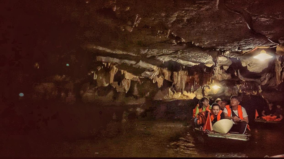 Từ khi hình thành các bãi bồi, cư dân đã đến định cư, khai thác nguồn lợi từ biển, từ núi rừng. Họ cư trú ngoài trời, trong các hang động và lùi sâu vào vùng lõi của Tràng An. (Ảnh: Xuân Mai/Vietnam+)