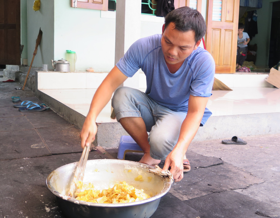 Đãi khô mứt gừng để miếng gừng duỗi thẳng, không dính vào nhau. (Ảnh: Mai Trang/TTXVN)