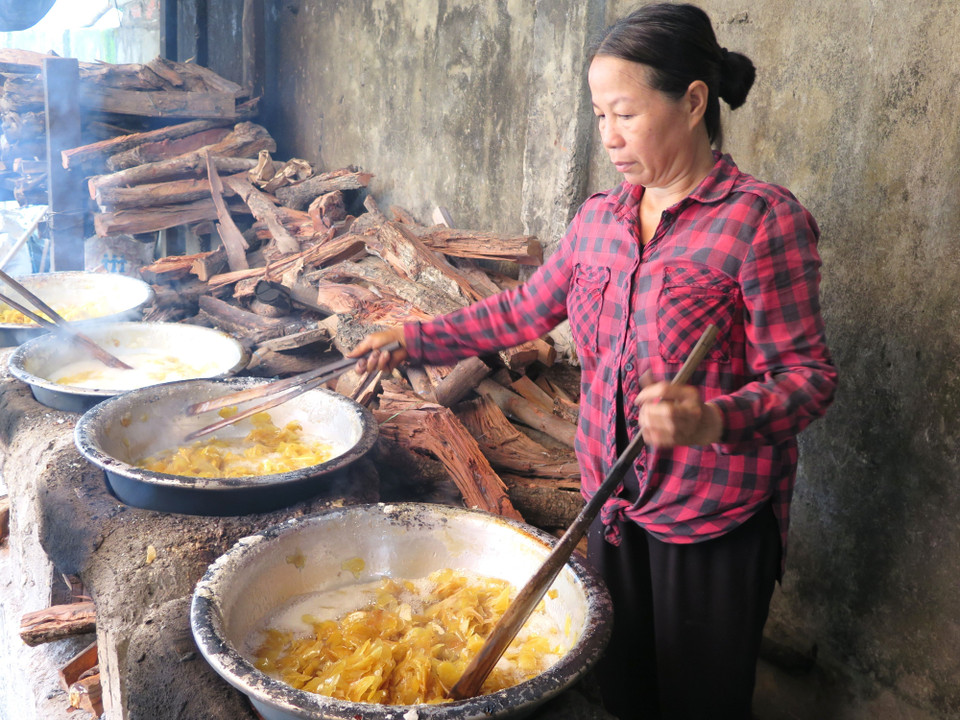 Công đoạn rim gừng giúp nước đường thấm đều từng miếng gừng, tạo nên vị ngọt thanh, cay nồng đặc trưng của mứt gừng xứ Huế. (Ảnh: Mai Trang/TTXVN)