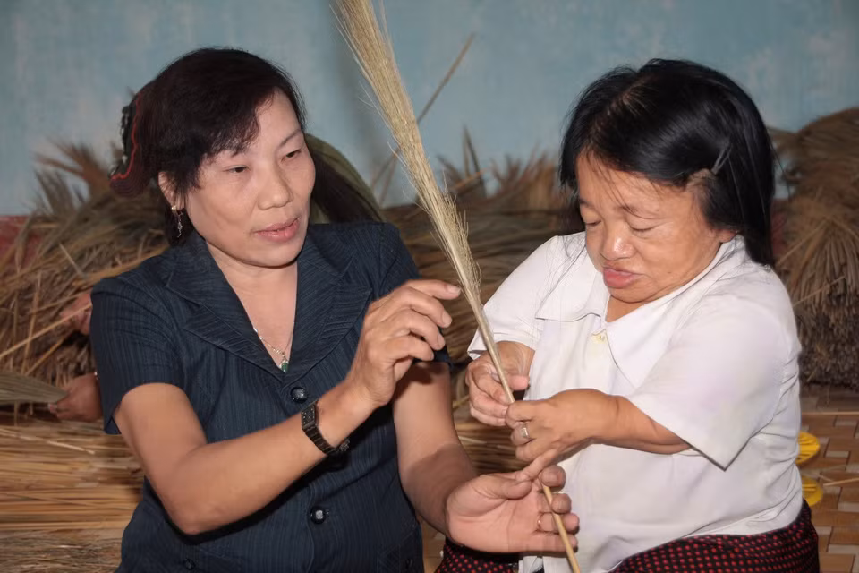 Chị Cao Thị Phú, sinh năm 1956, là Đảng viên, thương binh hạng 4/4 hiện đang phụ trách nuôi dưỡng, dạy nghề cho 77 trẻ mồ côi, khuyết tật là con em đồng bào các dân tộc thiếu số Ba Na, Xê Đăng, Gia Rai… tại Trung tâm Bảo trợ xã hội tỉnh Kon Tum, được tỉnh Kon Tum tặng Bằng khen vì thành tích xuất sắc trong 4 năm thực hiện cuộc vận động 'Học tập và làm theo tấm gương đạo đức Hồ Chí Minh' (năm 2010). (Ảnh: Trần Lê Lâm/TTXVN)