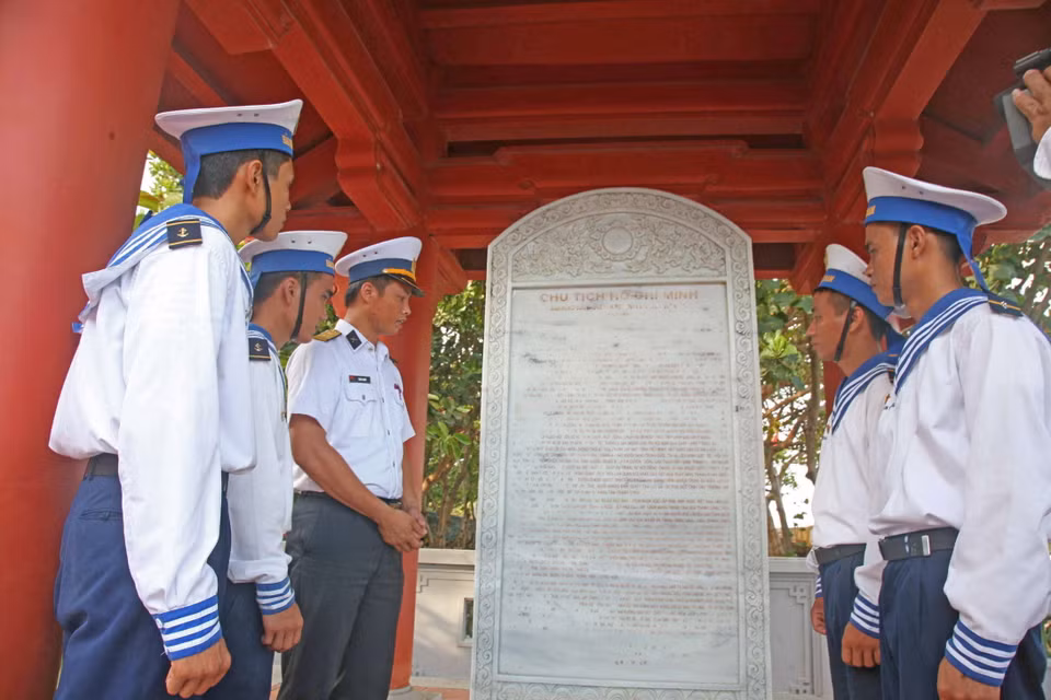 Cán bộ chiến sỹ đảo Trường Sa tham quan, học tập tại nhà tưởng niệm Chủ tịch Hồ Chí Minh trên đảo. (Ảnh: Hoàng Hải/TTXVN)