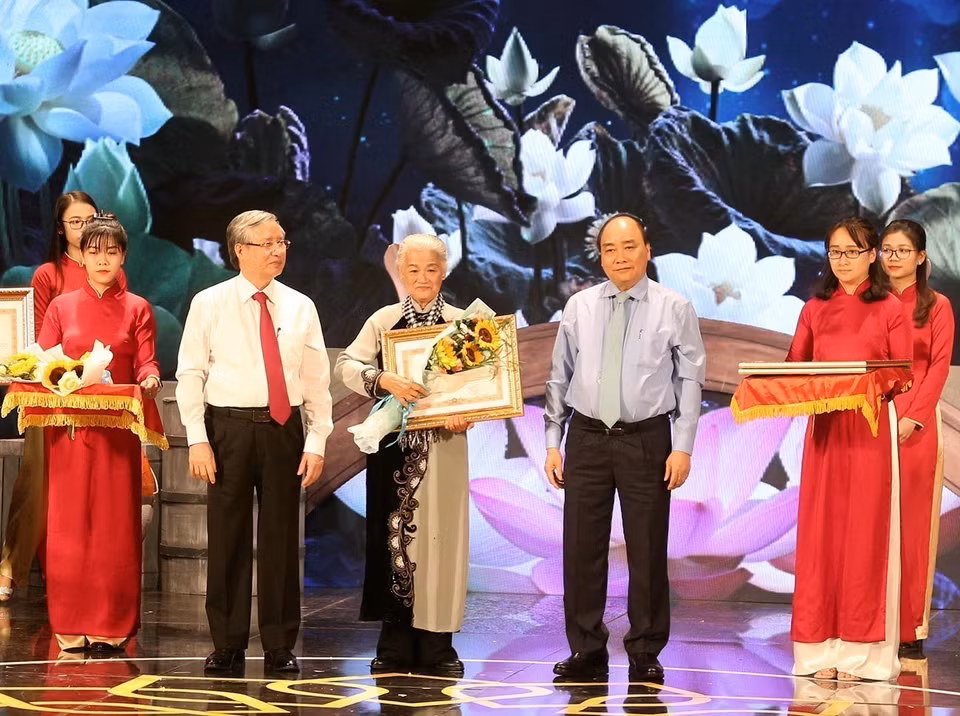 Thủ tướng Nguyễn Xuân Phúc, Thường trực Ban Bí thư Trần Quốc Vượng trao biểu trưng, tôn vinh điển hình tiêu biểu toàn quốc trong học tập và làm theo tư tưởng, đạo đức, phong cách Hồ Chí Minh năm 2019, tại Lễ tuyên dương, ngày 19/8/2019. (Ảnh: Phương Hoa/TTXVN)