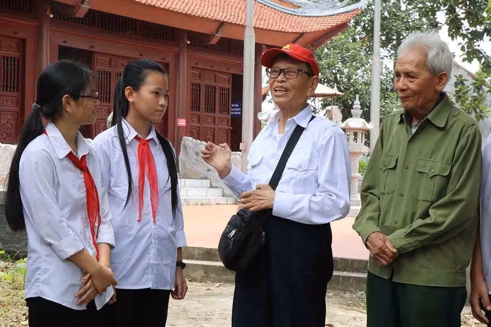 Gần 80 tuổi đời, tấm gương Nhà giáo nhân dân, Anh hùng lao động Nguyễn Đức Thìn, người con tiêu biểu của quê hương Đình Bảng, thị xã Từ Sơn, tỉnh Bắc Ninh đã tạo sức ảnh hưởng không nhỏ đến thiếu niên Bắc Ninh nói riêng và đông đảo người dân vùng Kinh Bắc – Bắc Ninh nói chung. Thầy cũng là 1 trong 20 cá nhân tiêu biểu được nhận Bằng khen của Thủ tướng về thực hiện Chỉ thị 05-CT/TW của Bộ Chính trị về "đẩy mạnh học tập và làm theo tư tưởng, đạo đức, phong cách Hồ Chí Minh". (Ảnh: Thái Hùng/TTXVN)