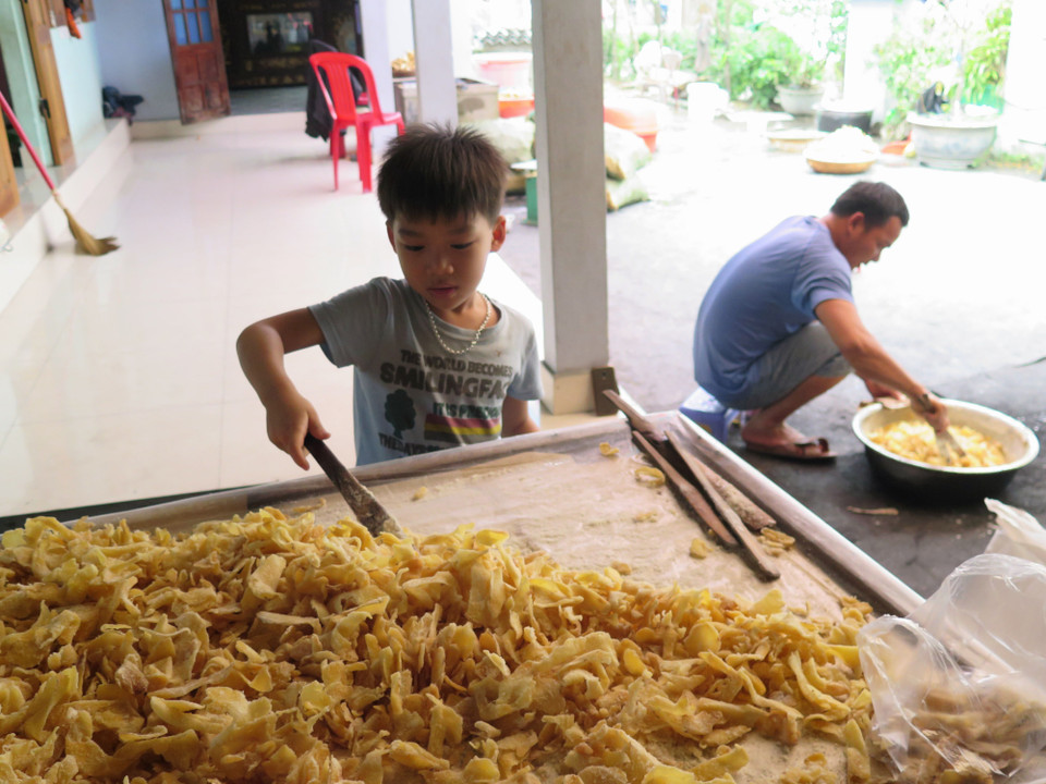 Đãi khô mứt gừng để miếng gừng duỗi thẳng, không dính vào nhau. (Ảnh: Mai Trang/TTXVN)