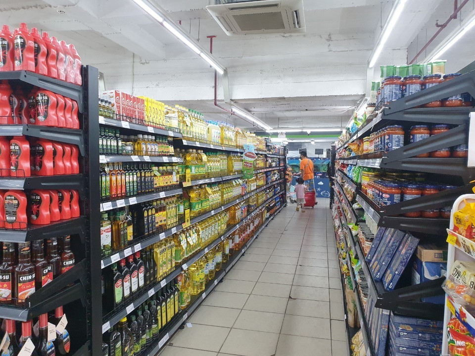 Hàng hóa đầy ắp tại siêu thị VinMart Võ Thị Sáu, tối 23/7. (Ảnh: Phương Anh/TTXVN)
