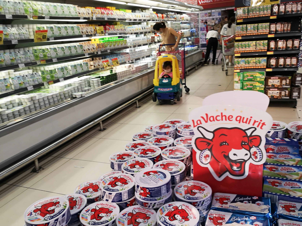 Siêu thị VinMart Times City đảm bảo nguồn hàng để người dân mua sắm. (Ảnh: Thanh Tùng/TTXVN)