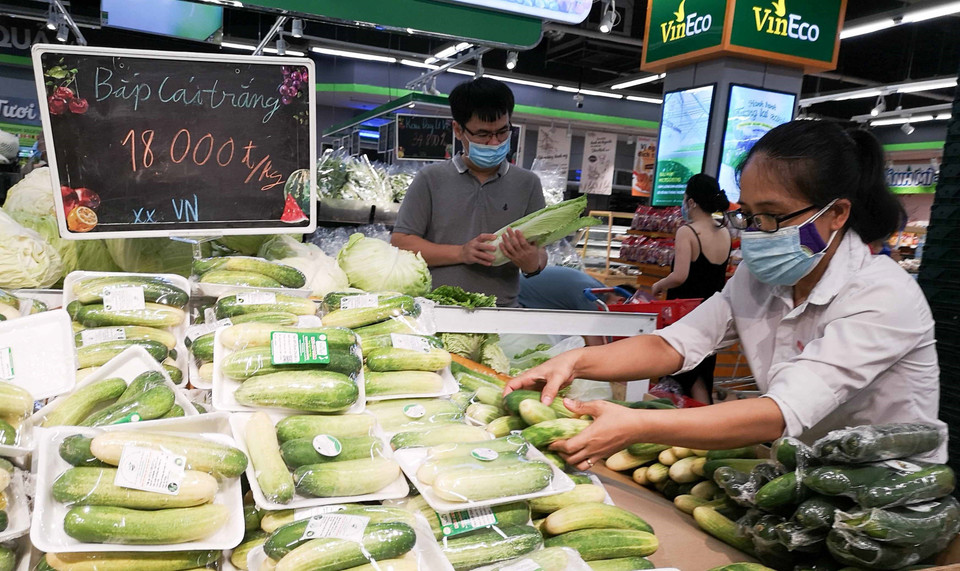 Người dân cần yên tâm về nguồn hàng hóa tại các siêu thị và nên chia khung thời gian khác nhau trong ngày để đi mua sắm, tránh tập trung đông người. (Ảnh: Thanh Tùng/TTXVN)