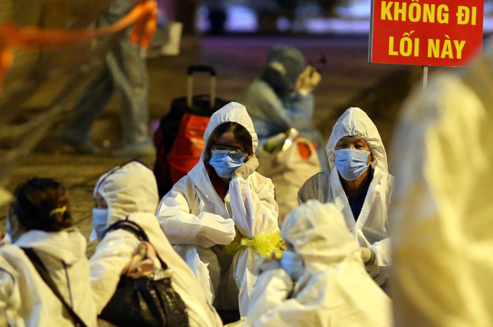  Bệnh nhân nhiễm COVID-19 được đưa về bệnh viện dã chiến số 3 trong đêm 11/7 phải chờ đến lượt nhận phòng. (Ảnh: Xuân Khu)