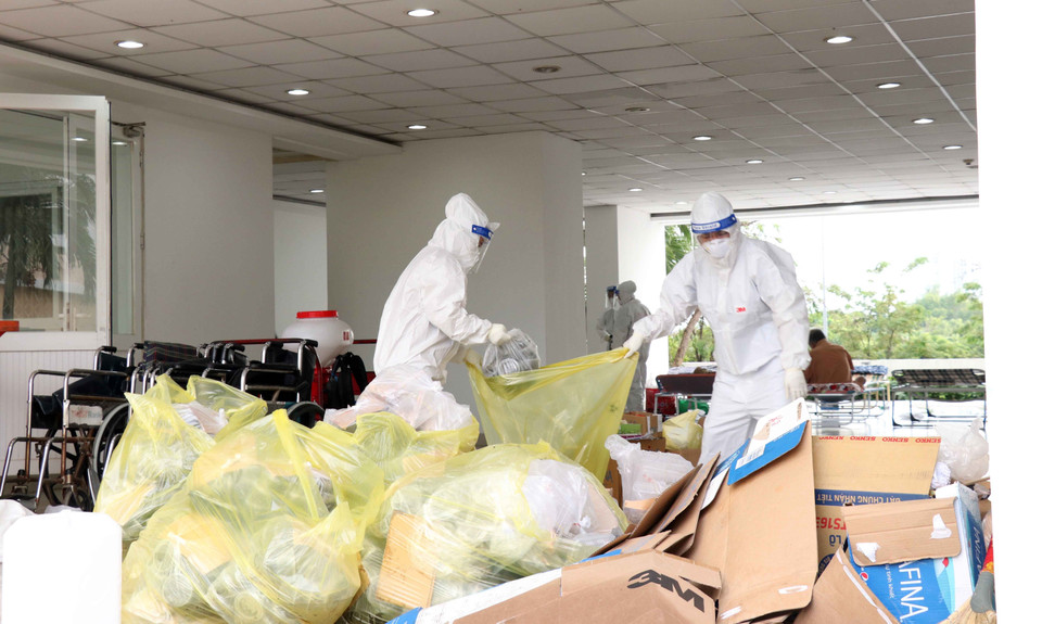  Các trang thiết bị cơ bản gồm gường gấp, chăn gối, vật dụng y tế ... được tập kết để chuẩn bị lắp đặt, đón bệnh nhân. (Ảnh: Xuân Khu)