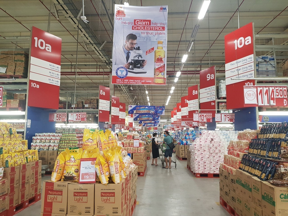 Người dân đi mua hàng tại siêu thị trên phố Hoàng Mai, tối 23/7. (Ảnh: Phương Anh/TTXVN)