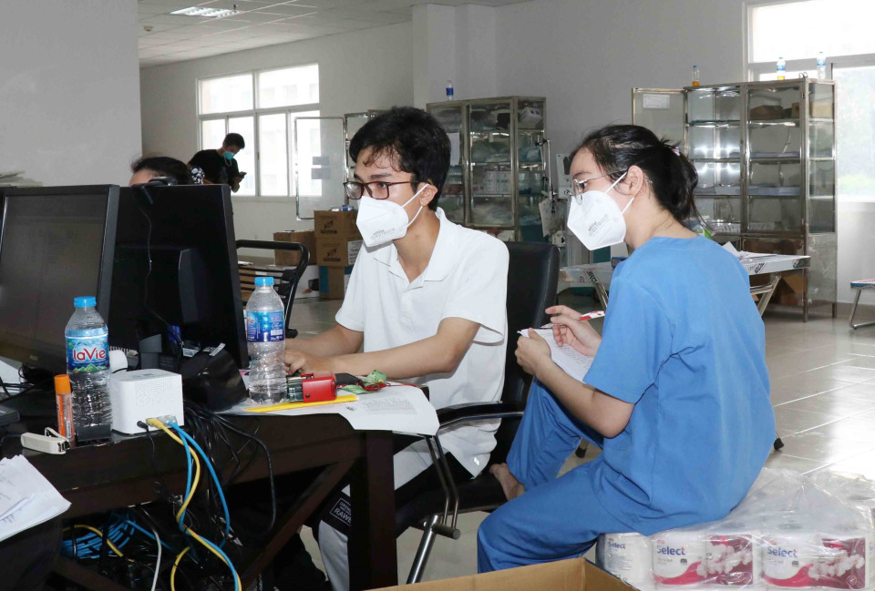  Các cán bộ hành chính tổng hợp làm việc trong điều kiện hạn chế do bệnh viện được cải tạo khẩn cấp từ một chung cư cũ. (Ảnh: Xuân Khu)