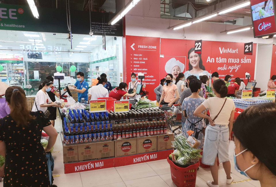 Người dân đi mua sắm tại siêu thị VinMart Times City trong sáng 24/7. (Ảnh: Thanh Tùng/TTXVN)