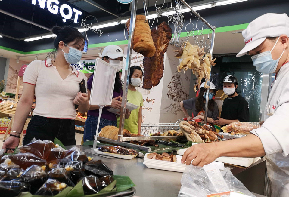 Người dân đi mua sắm tại siêu thị VinMart Times City trong sáng 24/7. (Ảnh: Thanh Tùng/TTXVN)