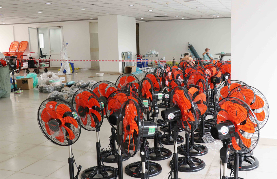  Nhân viên y tế thăm hỏi bệnh nhân nhiễm COVID-19 không triệu chứng. (Ảnh: Xuân Khu)