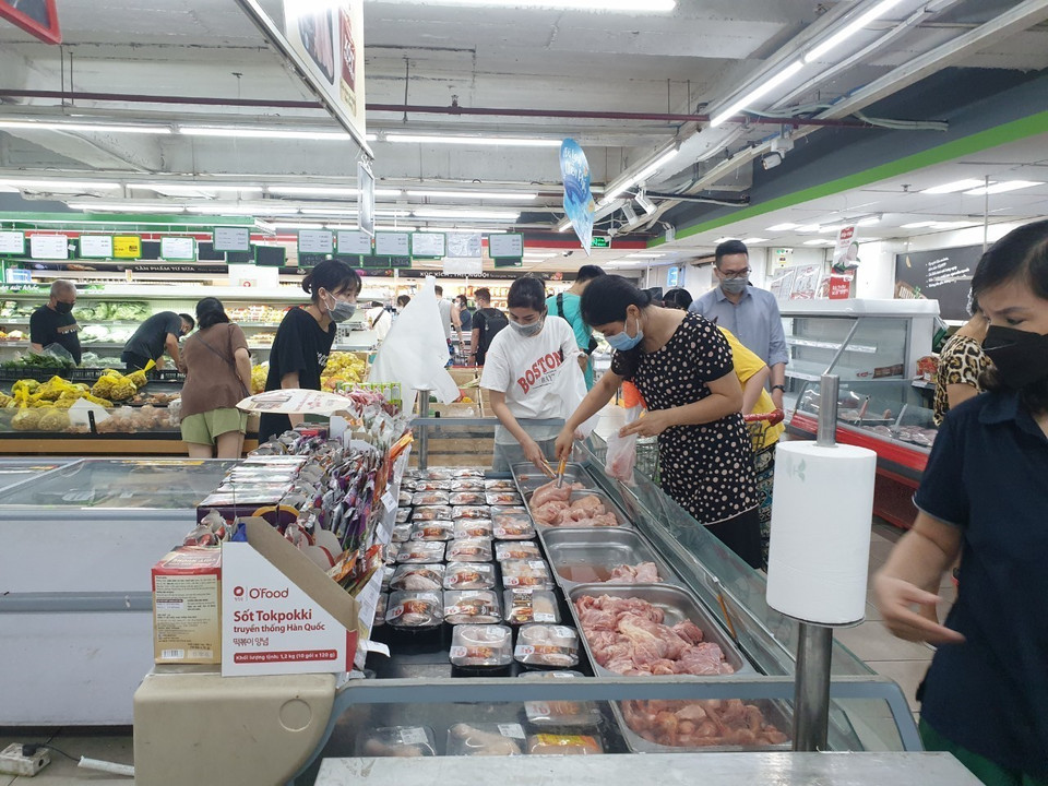 Người dân đi mua hàng tại siêu thị Vinmart Võ Thị Sáu, tối 23/7. (Ảnh: Phương Anh/TTXVN)