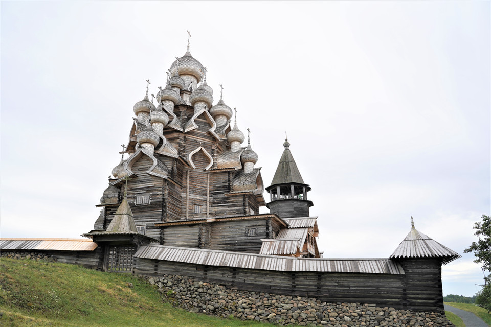 Nhà thờ gỗ mùa hè Chúa Biến hình độc đáo trên đảo Kizhi, xây dựng từ thế kỷ XVIII với 22 mái vòm và cao 37m. (Ảnh: Duy Trinh/TTXVN)