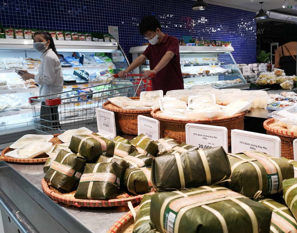 Siêu thị VinMart Times City đảm bảo nguồn hàng để người dân mua sắm. (Ảnh: Thanh Tùng/TTXVN)