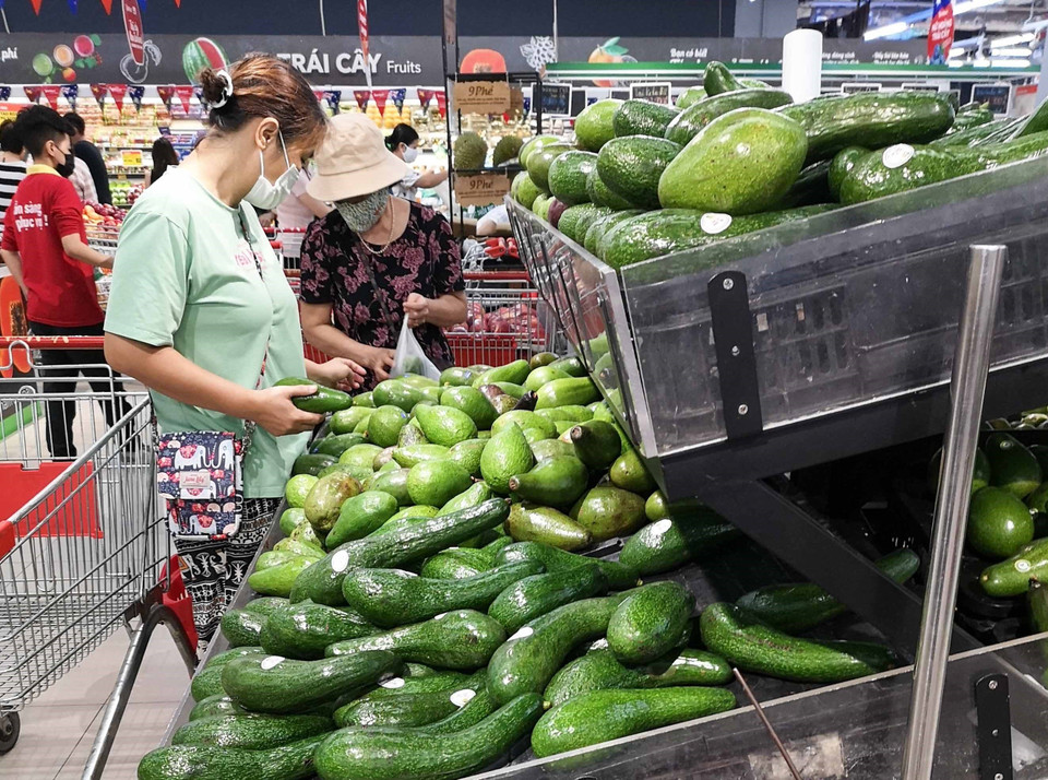 Người dân cần yên tâm về nguồn hàng hóa tại các siêu thị và nên chia khung thời gian khác nhau trong ngày để đi mua sắm, tránh tập trung đông người. (Ảnh: Thanh Tùng/TTXVN)