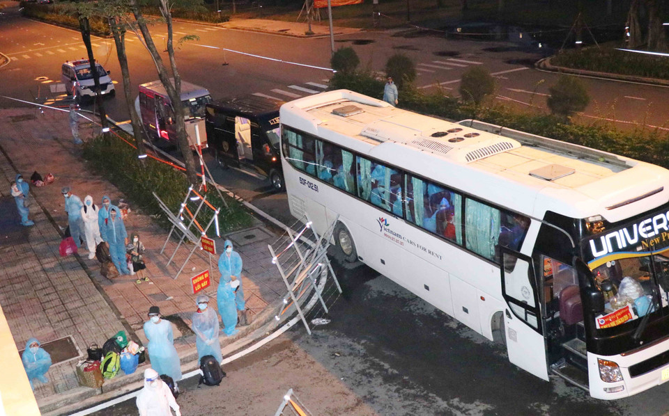  Xe ô tô chở bệnh nhân nhiễm COVID-19 đến bệnh viện thu dung điều trị số 3. (Ảnh: Xuân Khu)