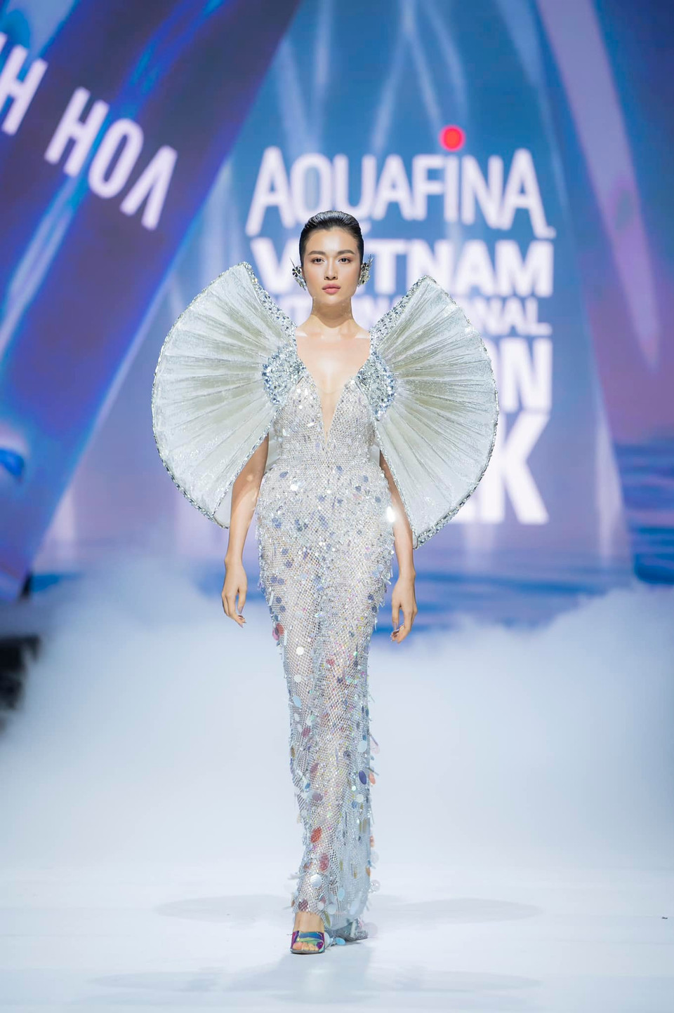 Những thiết kế độc đáo được đính kết thủ công bằng sợi tua rua mềm mại, để mỗi bước đi uyển chuyển tạo nên từng đợt sóng mềm lan tỏa. (Ảnh: PV/Vietnam+)