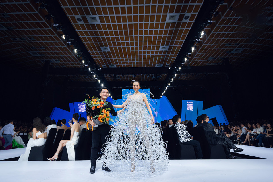 Lê Thanh Hòa cho biết bộ váy nặng hơn 50kg, làm thủ công trong hơn 1 tháng với hàng ngàn viên đá pha lê Swarovski được đính kết tỷ mỷ, tái hiện chi tiết và sống động những giọt nước. Siêu mẫu Thanh Hằng cùng với thiết kế đặc biệt đã sải những bước chuyên nghiệp trên sàn runway để mang đến màn kết show trọn vẹn đầy cảm xúc. (Ảnh: PV/Vietnam+)