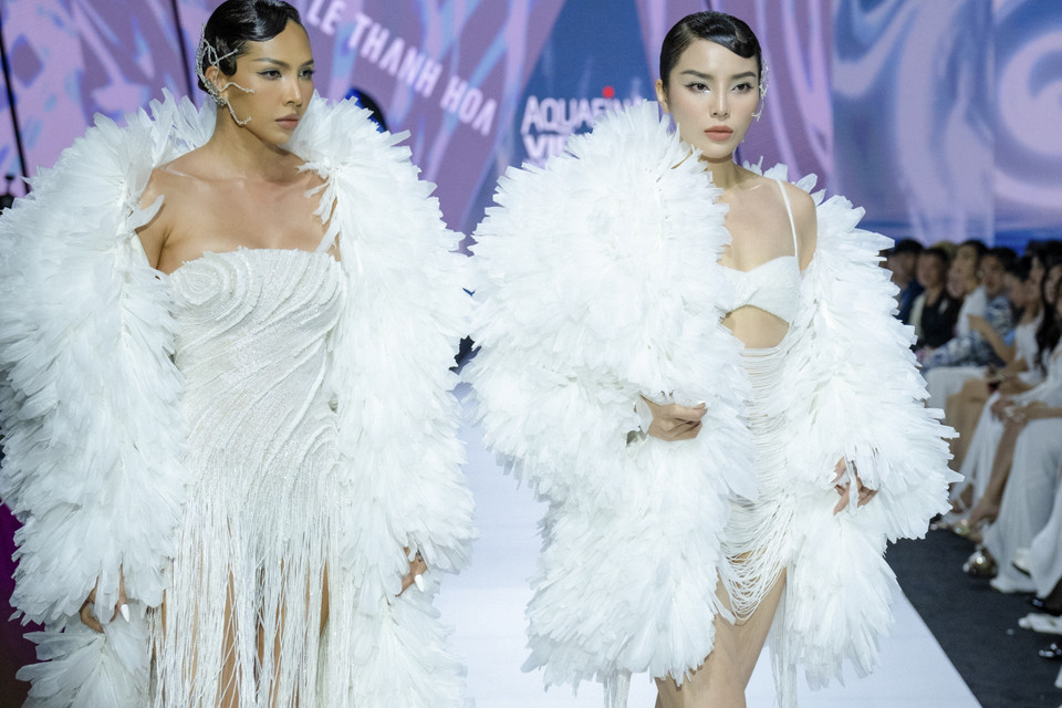 Mở màn cho sàn runway đêm diễn, siêu mẫu Minh Triệu và Hoa hậu Kỳ Duyên đã cùng nhau sải những bước catwalk điêu luyện. (Ảnh: PV/Vietnam+)