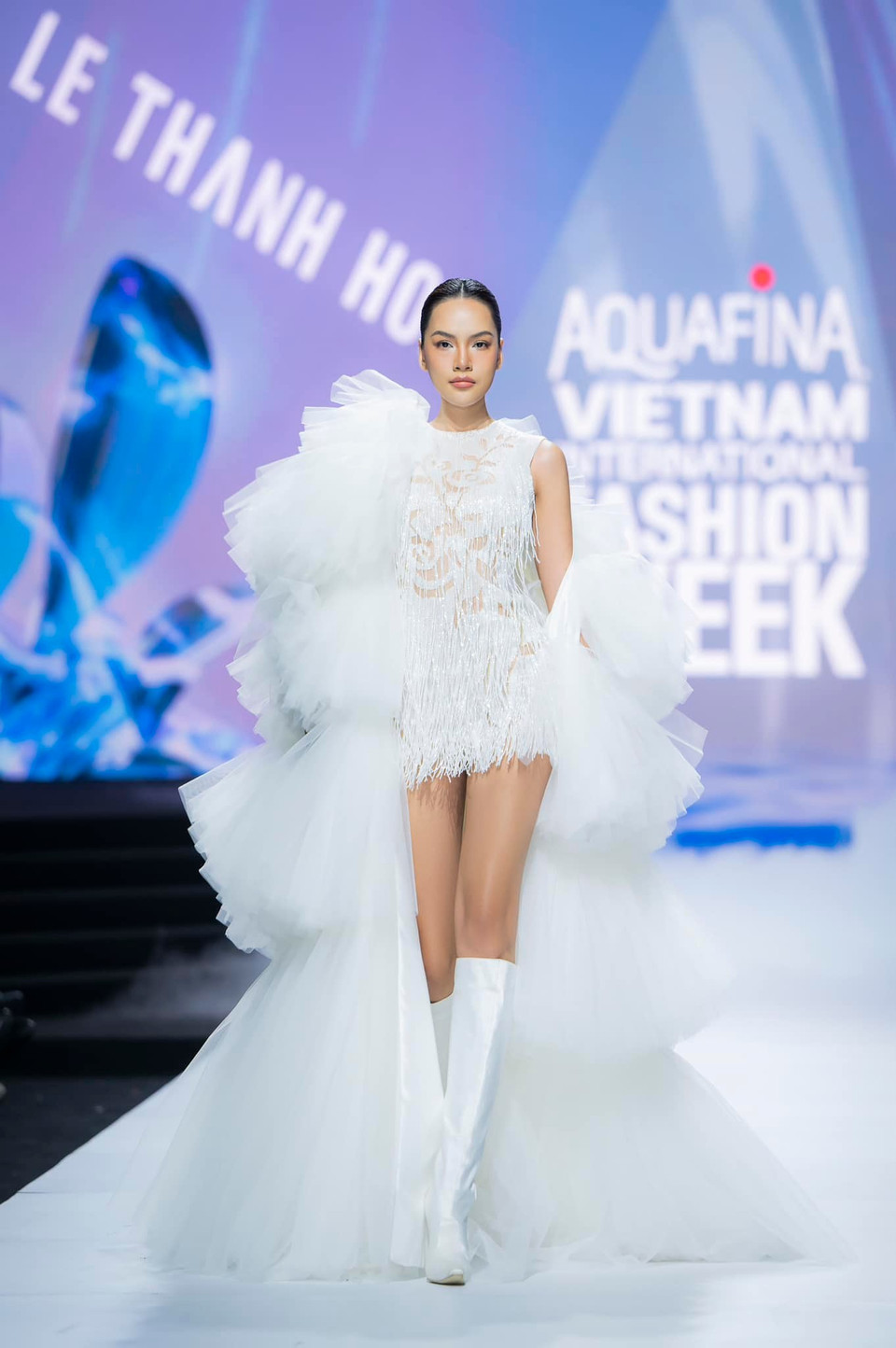  Hướng đến giá trị thời trang bền vững, Lê Thanh Hòa khéo léo lồng ghép trong bộ sưu tập hai chiếc áo choàng ngoại cỡ làm hoàn toàn từ sợi cọ tự nhiên Raffia thân thiện môi trường. (Ảnh: PV/Vietnam+)