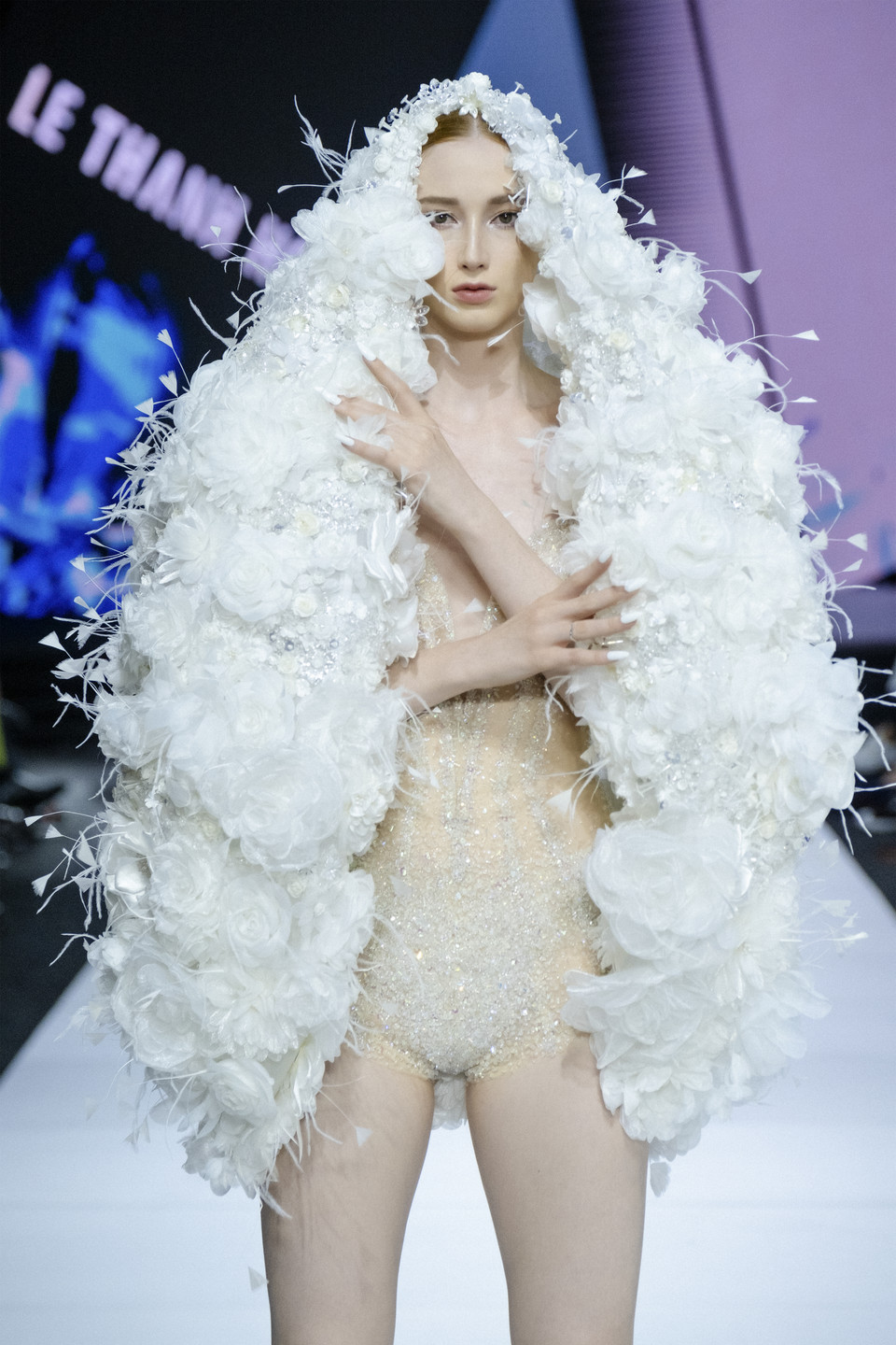  Bộ sưu tập là những sáng tạo mang tinh thần Haute Couture (thời trang cao cấp). (Ảnh: PV/Vietnam+)