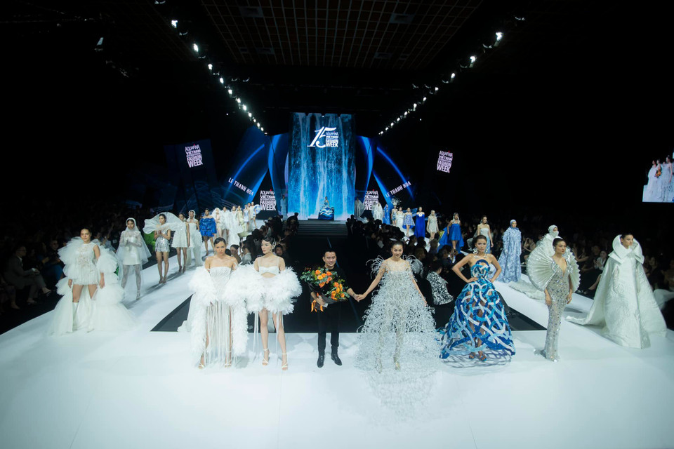 Nhà thiết kế Lê Thanh Hòa đã tạo nên cảm xúc bùng nổ bằng 'bữa tiệc thời trang' có tên gọi 'Hoa trên sóng nước.' Bộ sưu tập mang đến góc nhìn đa chiều về hình ảnh người phụ nữ đương thời, đó là dù bạn có là ai thì khi bước đến thế giới này đều để lại dấu ấn riêng, góp vào 'làn sóng' sức mạnh để tạo nên vòng tròn năng lượng tích cực lan tỏa trong cộng đồng. (Ảnh: PV/Vietnam+)
