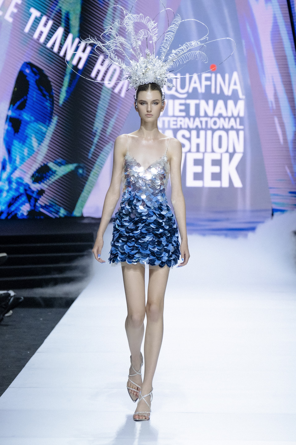 Đặc biệt, những bộ cánh ấn tượng, có chi tiết đính kết tỉ mỉ, sáng tạo đều được nhà tạo mẫu 'đo ni' cho từng người mẫu.(Ảnh: PV/Vietnam+)