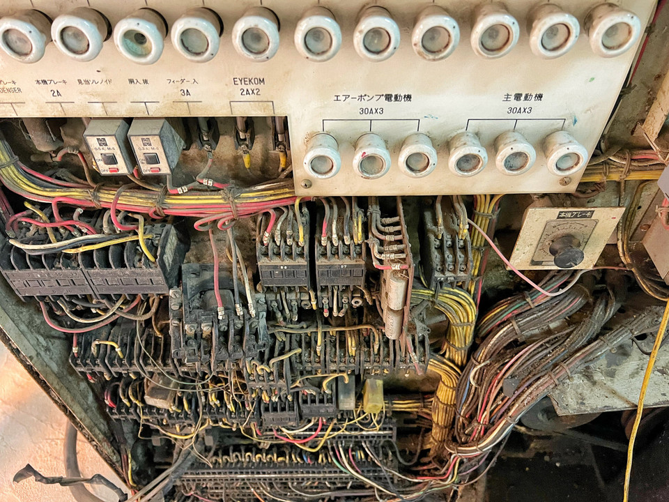 Chiếc máy có xuất sứ Nhật Bản với hệ thống điện chằng chịt bên trong. (Ảnh: Mai Mai/Vietnam+)