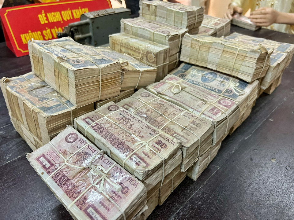 Ngày 31/11/1946, Quốc hội nước Việt Nam Dân chủ Cộng hòa họp kỳ thứ hai, quyết định phát hành đồng tiền Việt Nam và tổ chức thu hồi, đổi tiền Đông Dương trên toàn quốc với mệnh giá 1 đồng, 5 đồng, 10 đồng, 20 đồng, 50 đồng, 100 đồng và tiếp đó là loại 200 đồng, 500 đồng. (Ảnh: Mai Mai/Vietnam+)