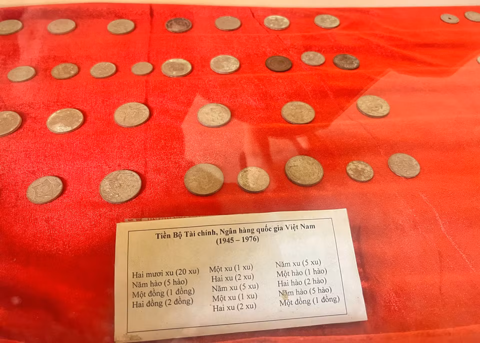 Tiền xu các mệnh giá do Bộ Tài chính, Ngân hàng quốc gia Việt Nam phát hành, được sử dụng phố biến trong giai đoạn 1945-1976. (Ảnh: Mai Mai/Vietnam+)