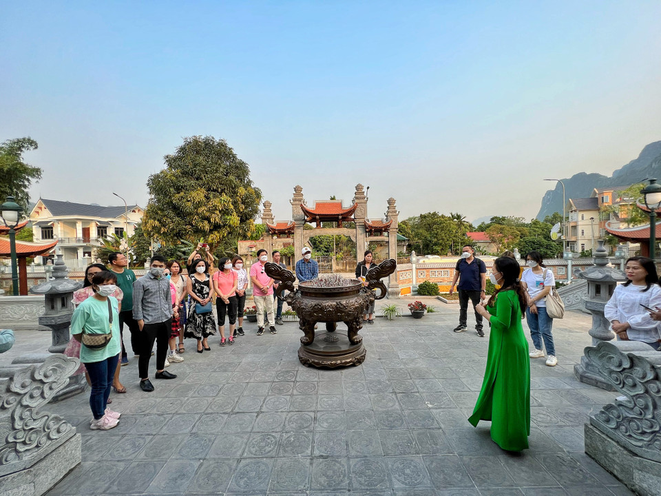 Nhà máy ra đời gắn với công lao to lớn của nhà yêu nước Đỗ Đình Thiện. Chính vì thế hiện trong không gian di tích nhà máy hiện nay còn có khu tưởng niệm. (Ảnh: Mai Mai/Vietnam+)