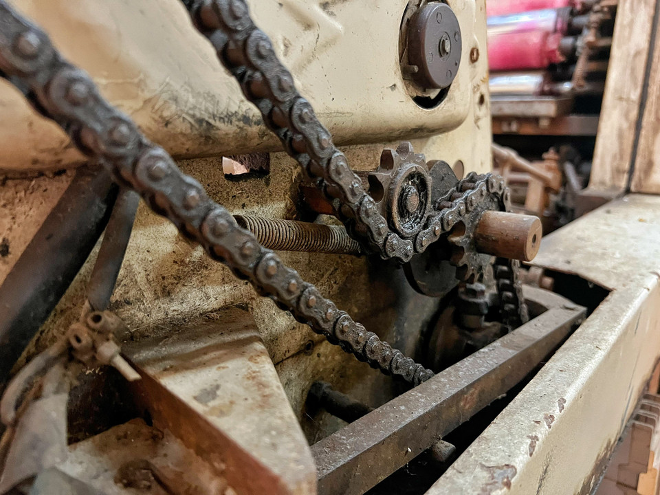 Những chi tiết máy thô sơ. (Ảnh: Mai Mai/Vietnam+)