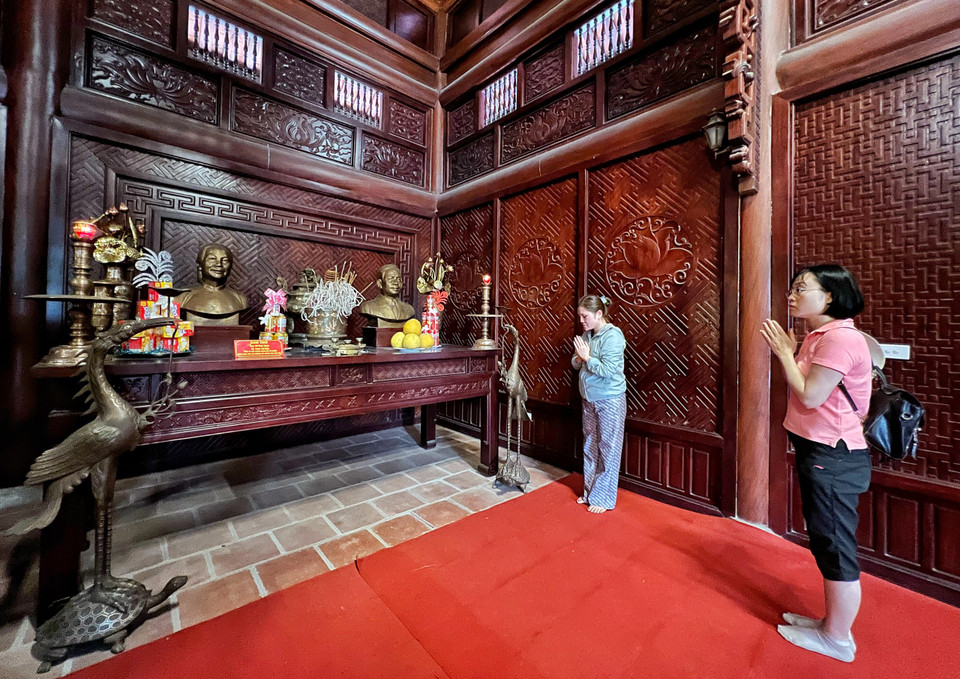 Một bên ban phụ thờ ông Đỗ Đình Thiện và vợ. (Ảnh: Mai Mai/Vietnam+)