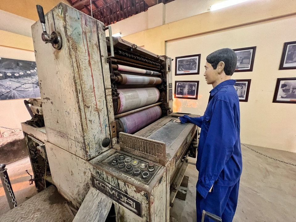 Mô hình máy in tiền vẫn giữ được nguyên dạng. (Ảnh: Mai Mai/Vietnam+)