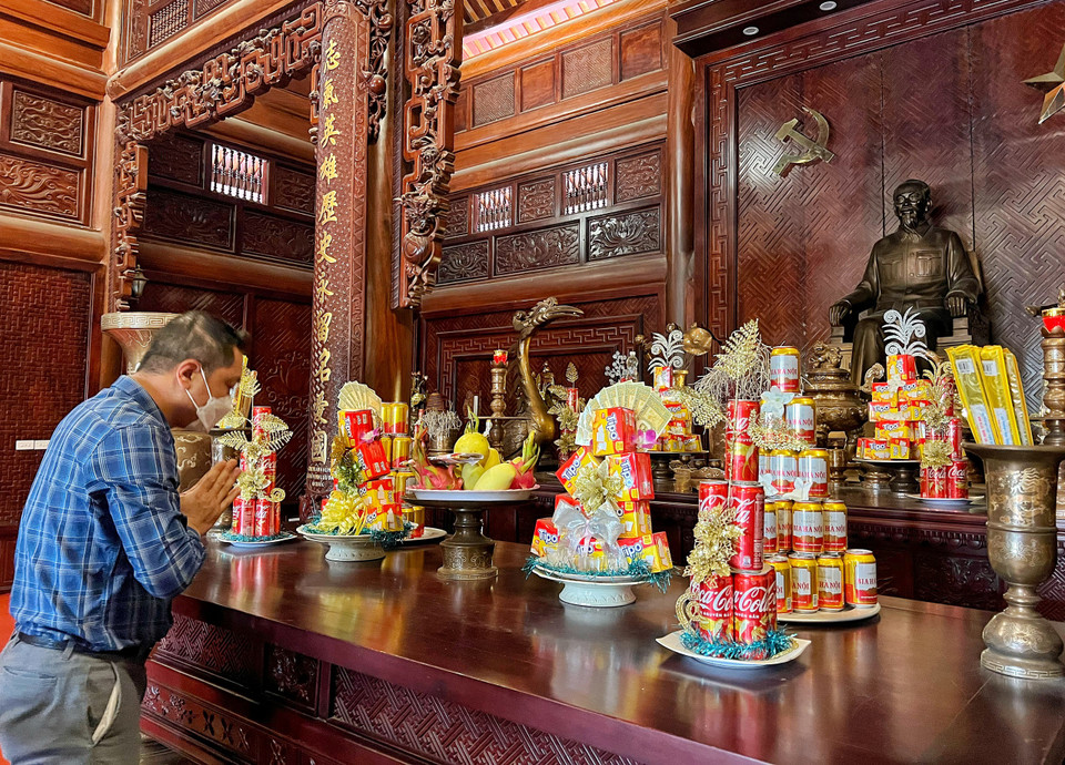 Bên trong gian chính giữa đặt tượng Bác Hồ. (Ảnh: Mai Mai/Vietnam+)