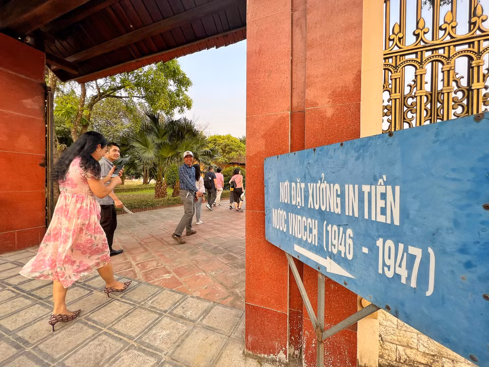 Sau một trận bom, nhà máy in tiền xưa đã bị san phẳng, khu nhà hiện nay được phục dựng lại diện mạo cũ và trở thành di tích, điểm dừng chân cho du khách muốn tìm hiểu về lịch sử tiền tệ Việt Nam. (Ảnh: Mai Mai/Vietnam+)
