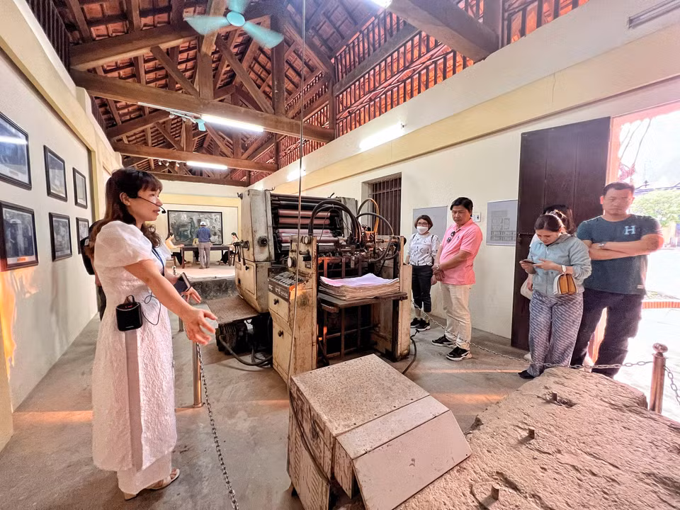 Chính tại nơi đây, với chiếc máy in thô sơ này những tờ 'giấy bạc Cụ Hồ' đầu tiên mang sứ mệnh lịch sử lớn lao trong những ngày đầu độc lập đã ra đời. (Ảnh: Mai Mai/Vietnam+)