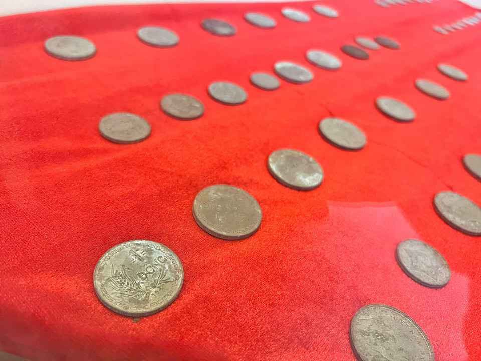 Những đồng tiền xu gắn với một thời kỳ lịch sử đấu tranh hào hùng của dân tộc Việt Nam. (Ảnh: Mai Mai/Vietnam+)