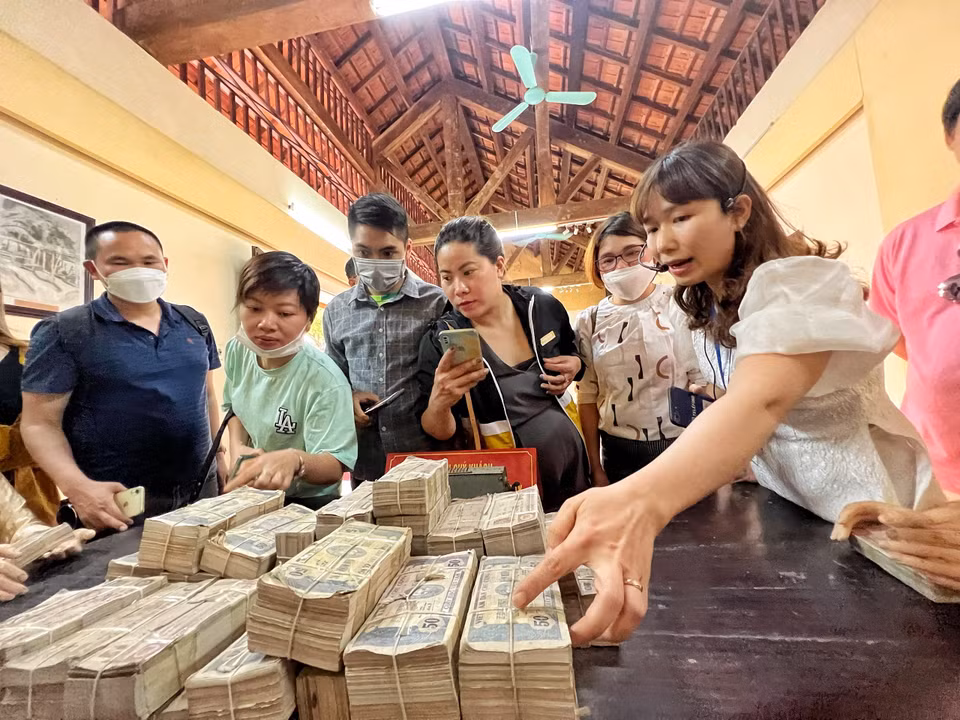 Những tờ tiền đầu tiên của nước Việt Nam độc lập ra đời có ý nghĩa vô cùng đặc biệt, trở thành vũ khí để đấu tranh trên mặt trận kinh tế, tài chính, tiền tệ, loại bỏ đồng tiền Đông Dương của thực dân Pháp ra khỏi nước ta. (Ảnh: Mai Mai/Vietnam+)