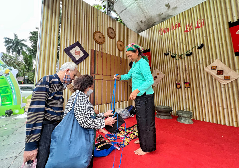 Đây là một trong những sự kiện nằm trong chương trình ‘Qua những miền di sản Việt Bắc’ được tổ chức hàng năm với sự tham gia của các tỉnh: Hà Giang, Tuyên Quang, Thái Nguyên, Bắc Kạn, Cao Bằng, Lạng Sơn. (Ảnh: Mai Mai/Vietnam+)