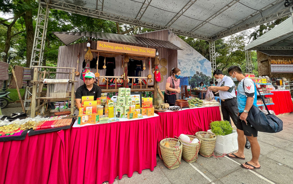 Du khách đến với không gian trưng bày sẽ được thông tin về du lịch từng địa phương, được trực tiếp thưởng thức những đặc sản, chiêm ngưỡng và trải nghiệm các sản phẩm du lịch tiêu biểu. (Ảnh: Mai Mai/Vietnam+)